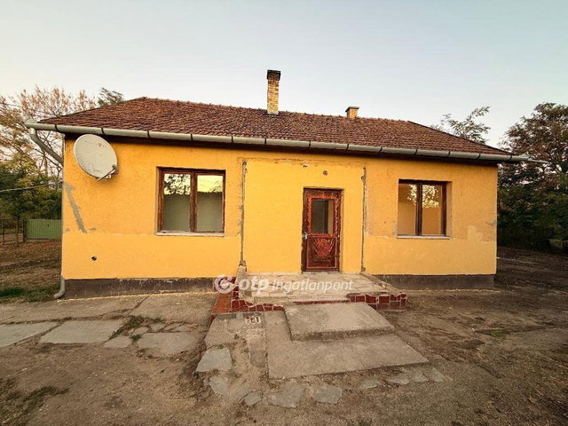 Eladó családi ház, Földesen 23.9 M Ft, 1+2 szobás
