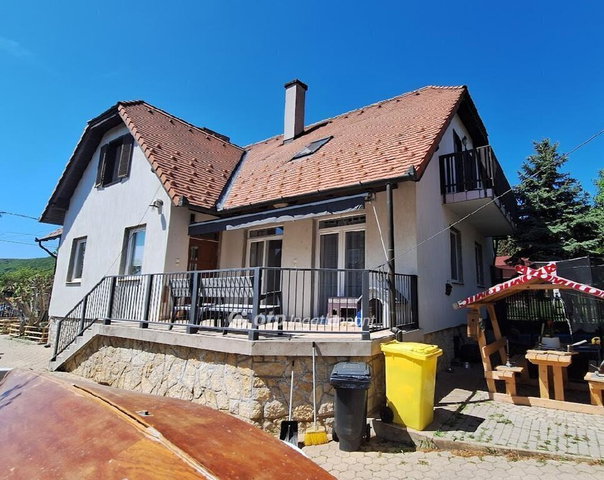 Eladó családi ház, Csopakon 249 M Ft, 10 szobás