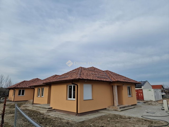 Eladó családi ház, Székesfehérvárott 120 M Ft, 5 szobás