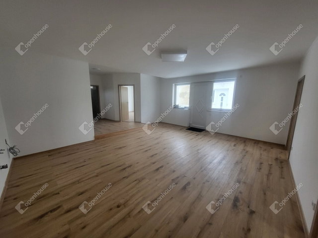 Eladó családi ház, Nyergesújfaluban 79.9 M Ft, 4 szobás