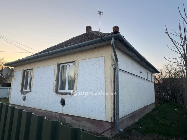 Eladó családi ház, Poroszlón 26 M Ft, 2 szobás