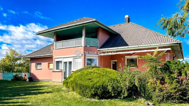 Eladó családi ház, Siófokon 129.9 M Ft, 10 szobás