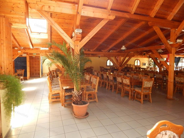 Eladó üzlethelyiség, Zalakaroson 130 M Ft, 5 szobás
