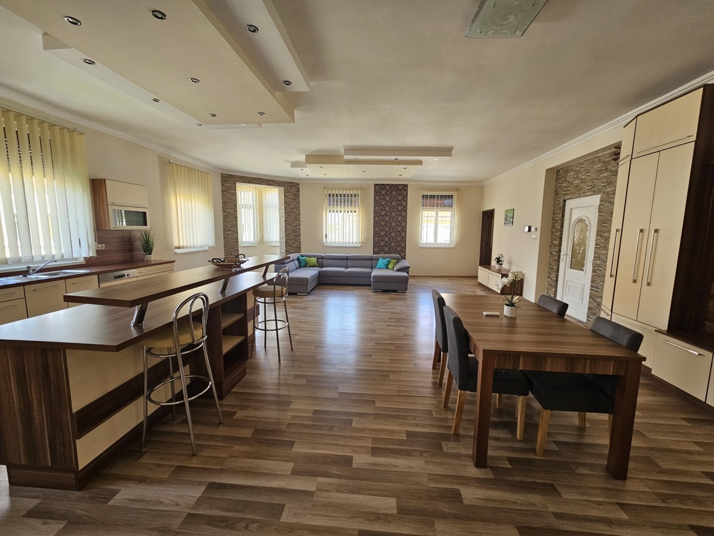 3 bed · 171m² · 72.900.000 ft