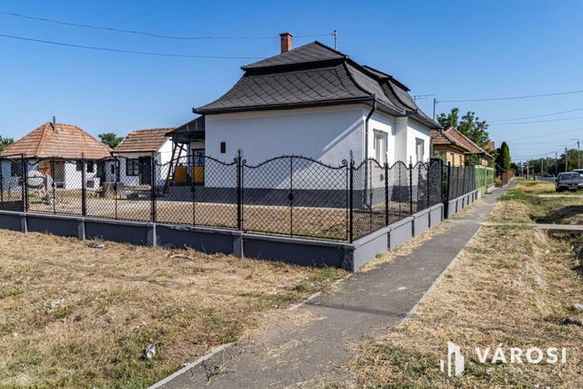 Eladó családi ház, Zsámbokon 49.99 M Ft, 2 szobás