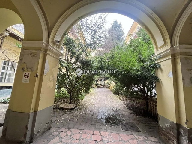 Eladó téglalakás, Budapesten, VI. kerületben 79.9 M Ft, 1 szobás