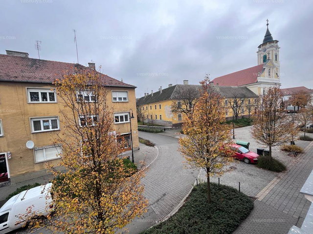 Eladó téglalakás, Baján 46.5 M Ft, 4+1 szobás