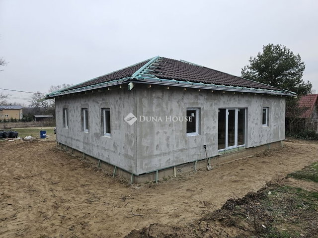 Eladó családi ház, Pócsmegyeren 124.9 M Ft, 4 szobás