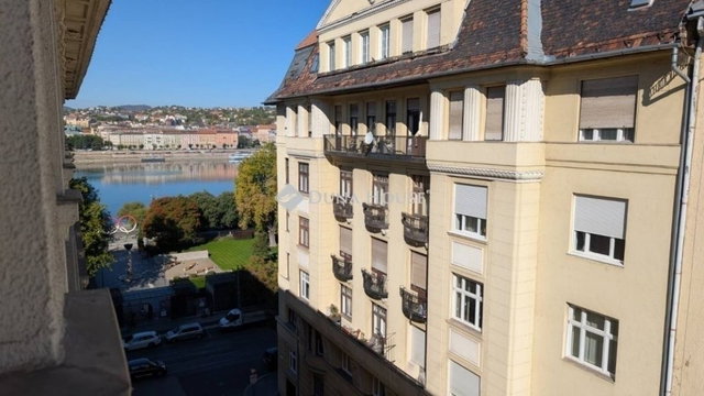 Eladó téglalakás, Budapesten, V. kerületben 132 M Ft, 2 szobás