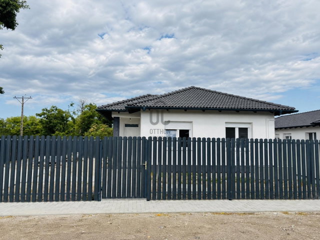 Eladó téglalakás, Cegléden 60 M Ft, 4 szobás
