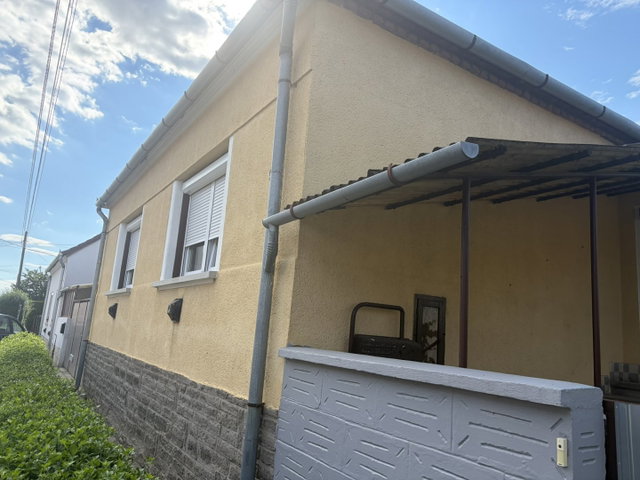 Eladó családi ház, Sárváron 39.9 M Ft, 2 szobás