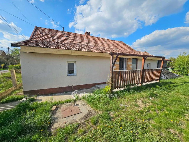 Eladó családi ház, Besenyszögön 10 M Ft, 3 szobás