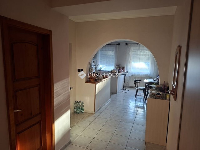 Eladó családi ház, Móron 105 M Ft, 6 szobás