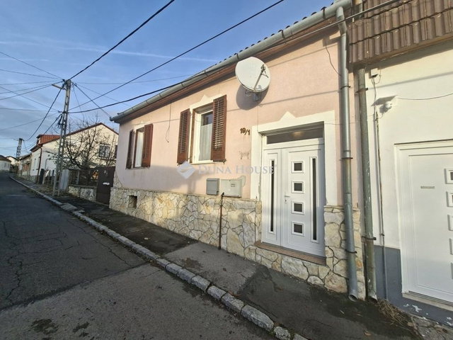 Eladó családi ház, Pécsett 43.5 M Ft, 1 szobás