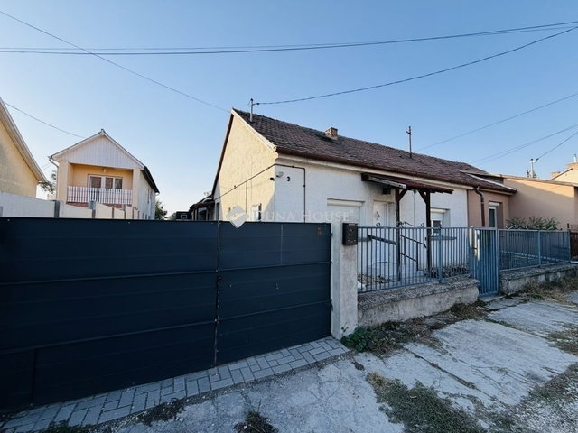 Eladó családi ház, Táton 58 M Ft, 6 szobás