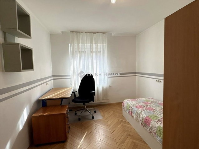 Eladó téglalakás, Szegeden 80 M Ft, 4 szobás
