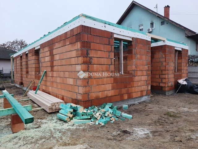 Eladó családi ház, Szigetszentmiklóson 149.5 M Ft, 5 szobás