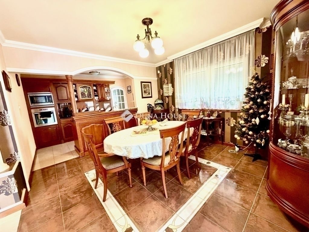 4 bed · 227m² · 264.000.000 ft