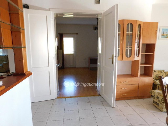 Eladó családi ház, Pécsett 299 M Ft, 9 szobás