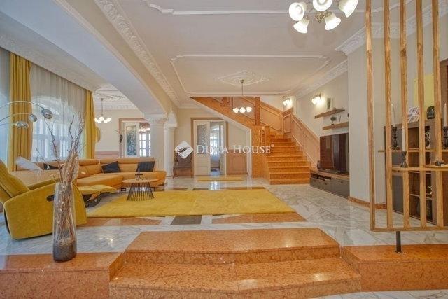 Eladó családi ház, Üllőn 129.9 M Ft, 9 szobás