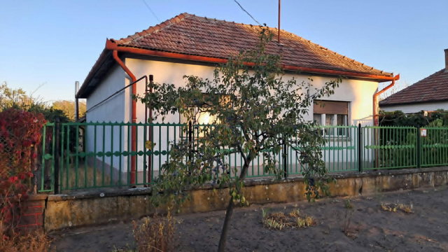 Eladó családi ház, Tiszajenőn 17.5 M Ft, 2 szobás