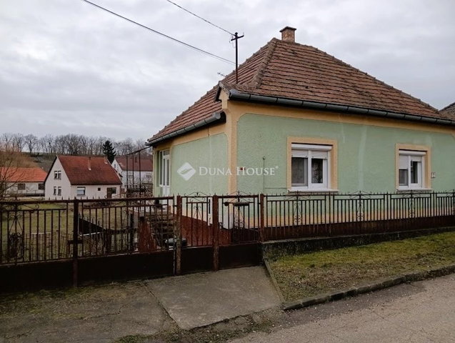 Eladó családi ház, Bajnán 35.9 M Ft, 3 szobás
