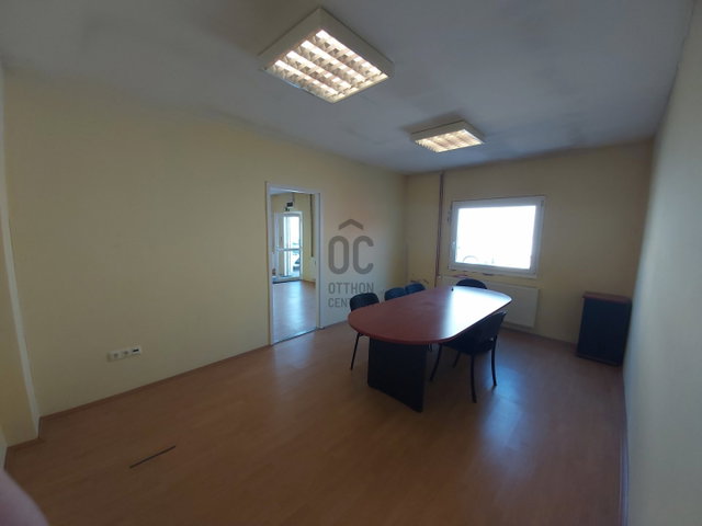 Kiadó ipari ingatlan, Pécsett 320 E Ft / hó
