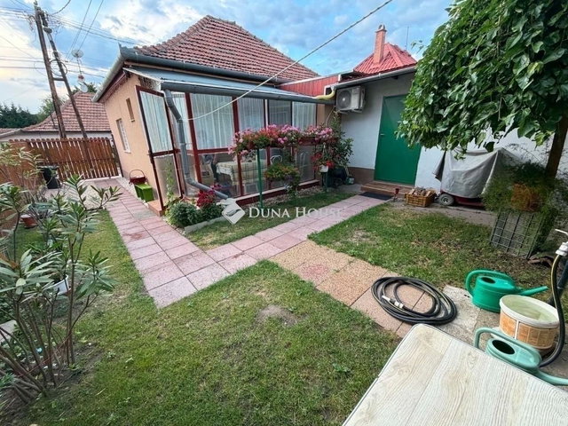Eladó családi ház, Szigetszentmiklóson 63.9 M Ft, 2 szobás