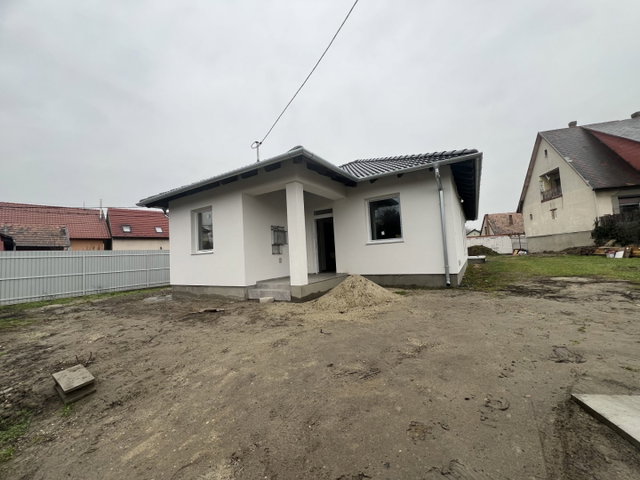 Eladó családi ház, Szigetszentmiklóson 129 M Ft, 5 szobás