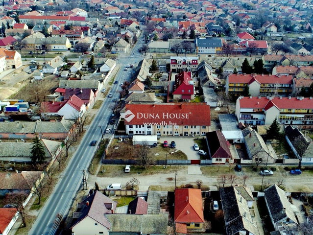 Eladó téglalakás, Baján 149.5 M Ft, 1 szobás
