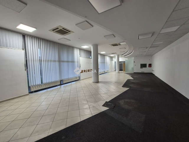 Kiadó üzlethelyiség, Tatabányán, Fő téren 1270 E Ft / hó