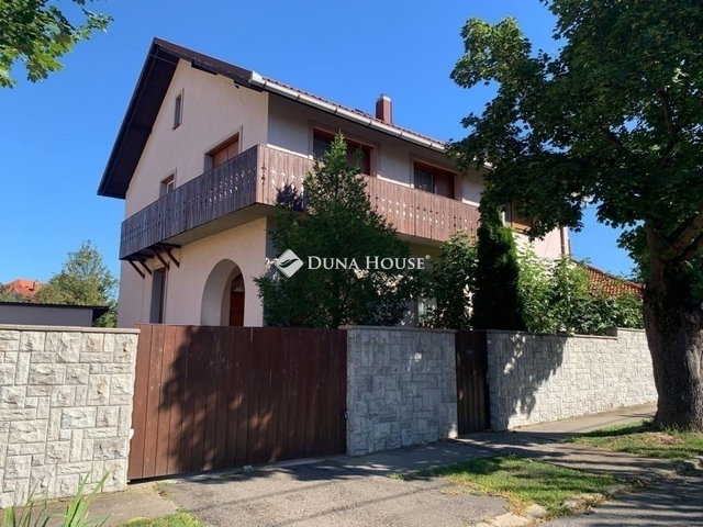 Eladó családi ház, Pécsett 142.5 M Ft, 6 szobás