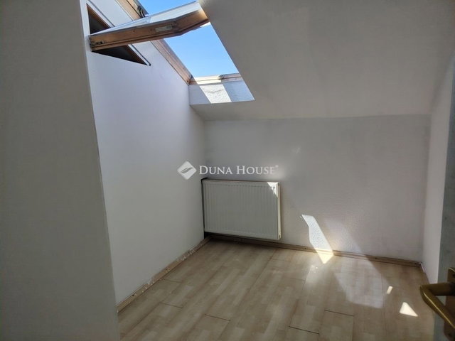 Eladó téglalakás, Dunaújvárosban 33.5 M Ft, 3 szobás