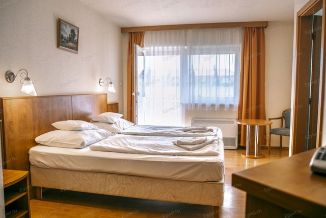 Eladó hotel, Zalakaroson 550 M Ft, 23 szobás
