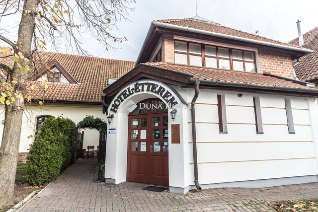 Eladó üzlethelyiség, Szombathelyen 265 M Ft, 16 szobás