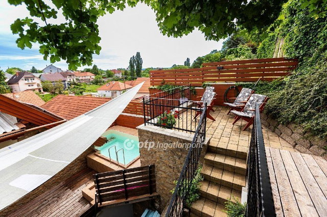 Eladó családi ház, Balatonalmádiban 209.9 M Ft, 6 szobás