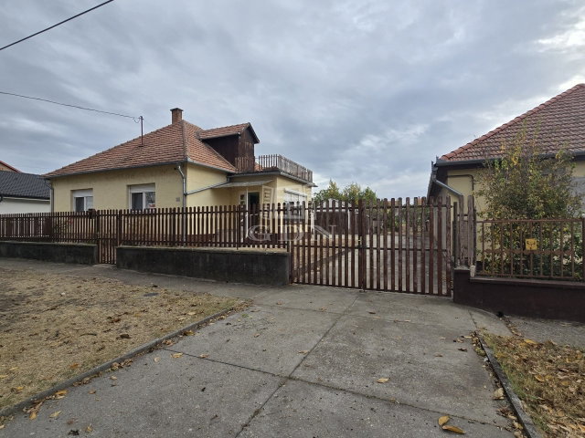Eladó családi ház, Érsekcsanádon 37 M Ft, 3 szobás
