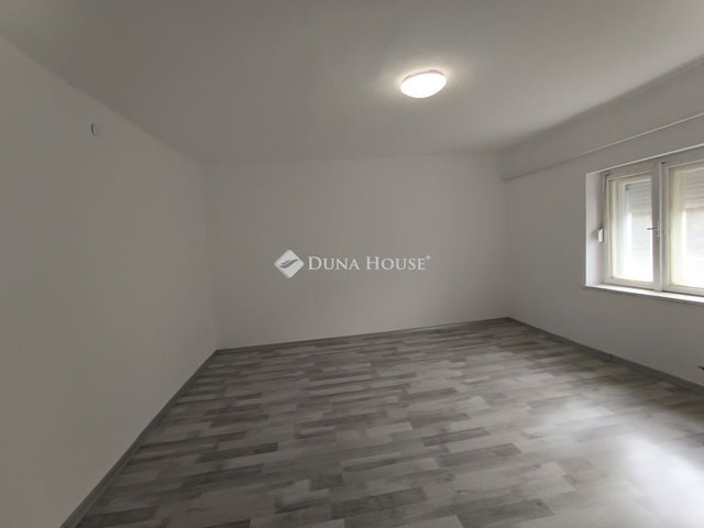 Eladó családi ház, Szolnokon 16.9 M Ft, 2 szobás