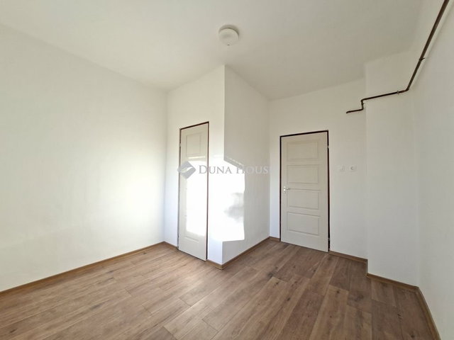 Eladó téglalakás, Komlón 16.9 M Ft, 2 szobás