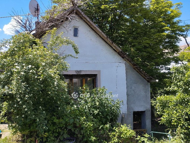 Eladó családi ház, Szekszárdon 15 M Ft, 2 szobás
