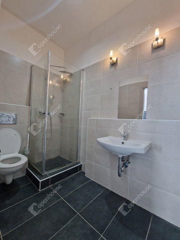 Eladó hotel, Komáromban 660.6 M Ft, 28 szobás