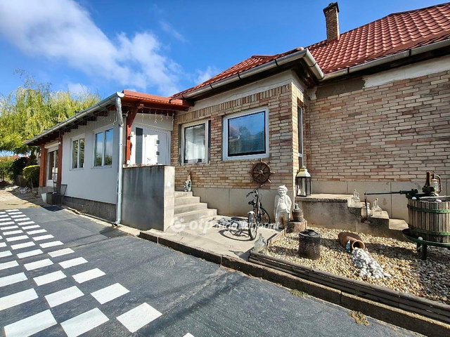 Eladó családi ház, Pakson 119 M Ft, 3 szobás