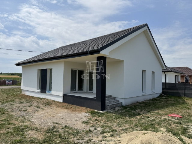 Eladó családi ház, Atkáron 68 M Ft, 4 szobás