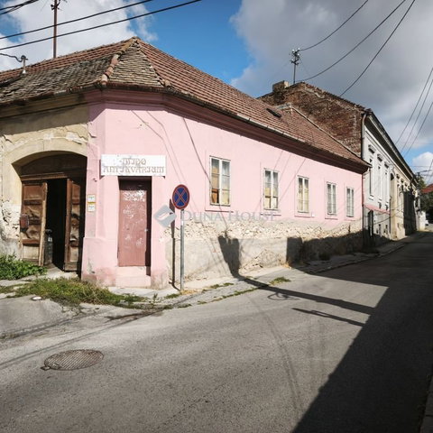 Eladó téglalakás, Pécsett, Könyök utcában 23.5 M Ft, 3 szobás