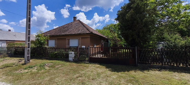 Eladó családi ház, Dánszentmiklóson 38.9 M Ft, 3 szobás