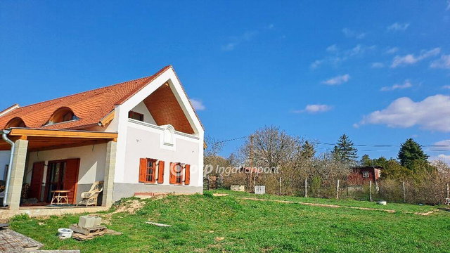 Eladó nyaraló, Balatonalmádiban 321 M Ft, 3+1 szobás