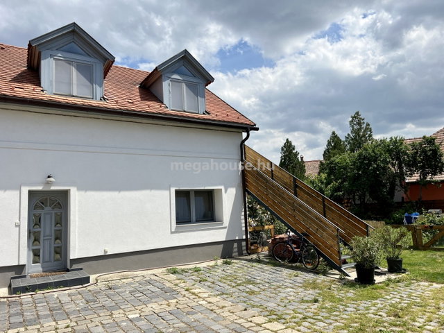 Eladó családi ház, Budaörsön 475 M Ft, 12 szobás