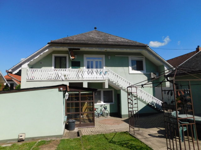 Eladó családi ház, Hévízen 159 M Ft, 8 szobás