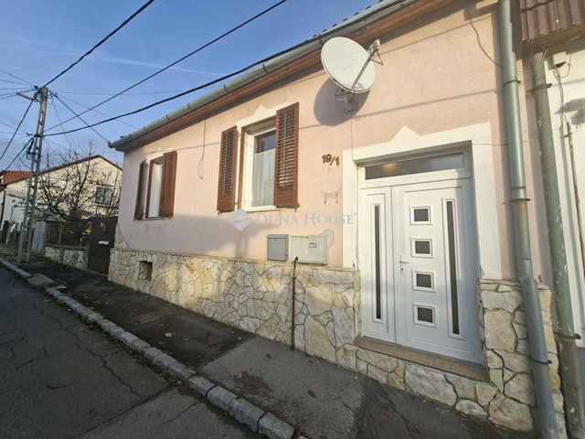Eladó családi ház, Pécsett 43.5 M Ft, 1 szobás