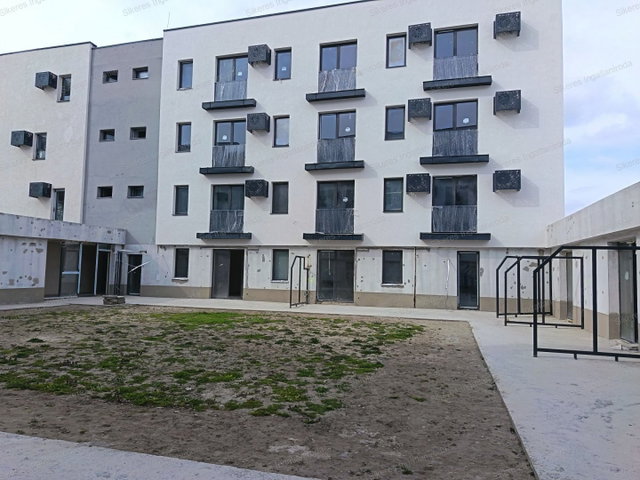 Eladó téglalakás, Komáromban 37.4 M Ft, 2 szobás